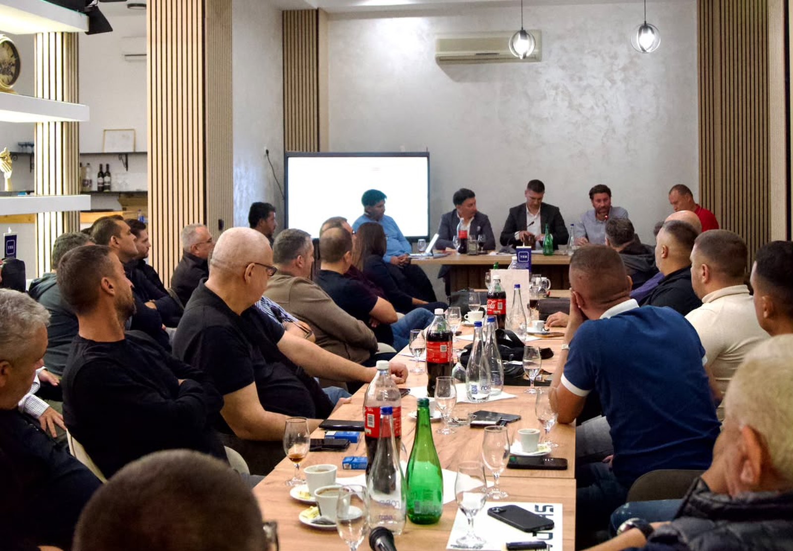 Pogled iz sale pune privrednika ka radnom stolu sa predstavnicima grada i udruženja
