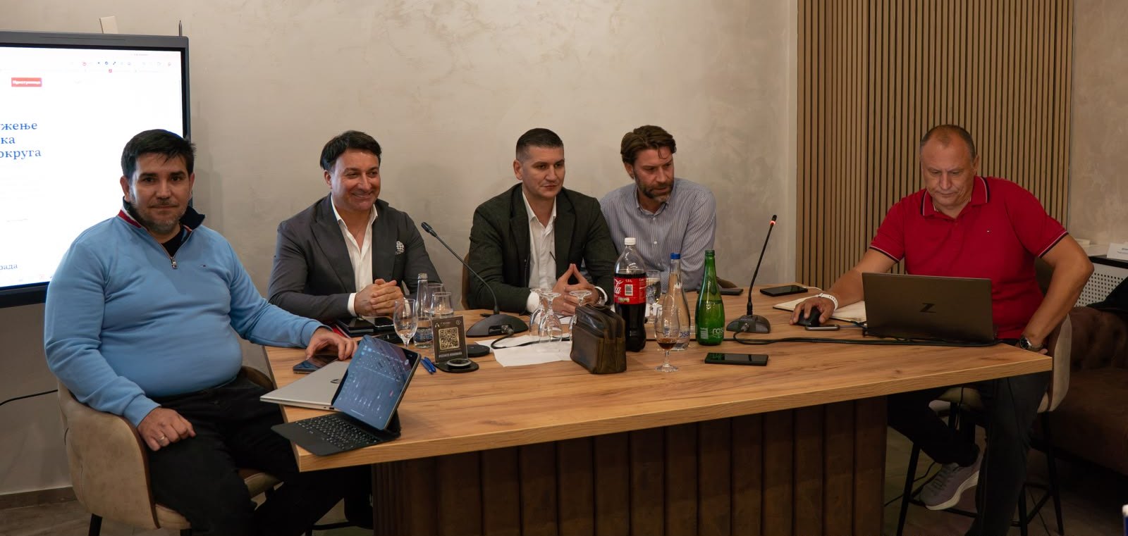 Radni sto sastanka: Dušan Rakić, Predrag Milčić, Saša Pavlović, Miodrag Stepanović i Ivan Kočev, iza njih ekran sa sajtom udruženja