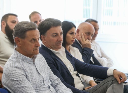Privrednici prate izlaganje na sastanku